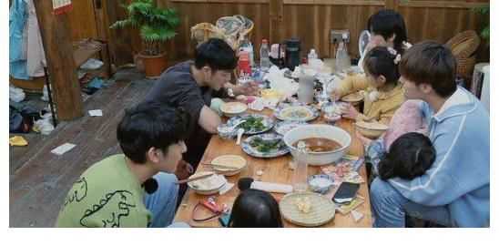 一档纯真有童趣的综艺,汪苏泷成气氛担当,谢楠爆料吴京私下人设