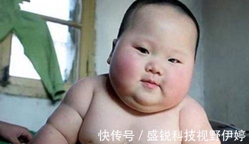 宝妈|产妇生下龙凤胎,哥哥吃奶粉,妹妹吃母乳,6个月后差距太大