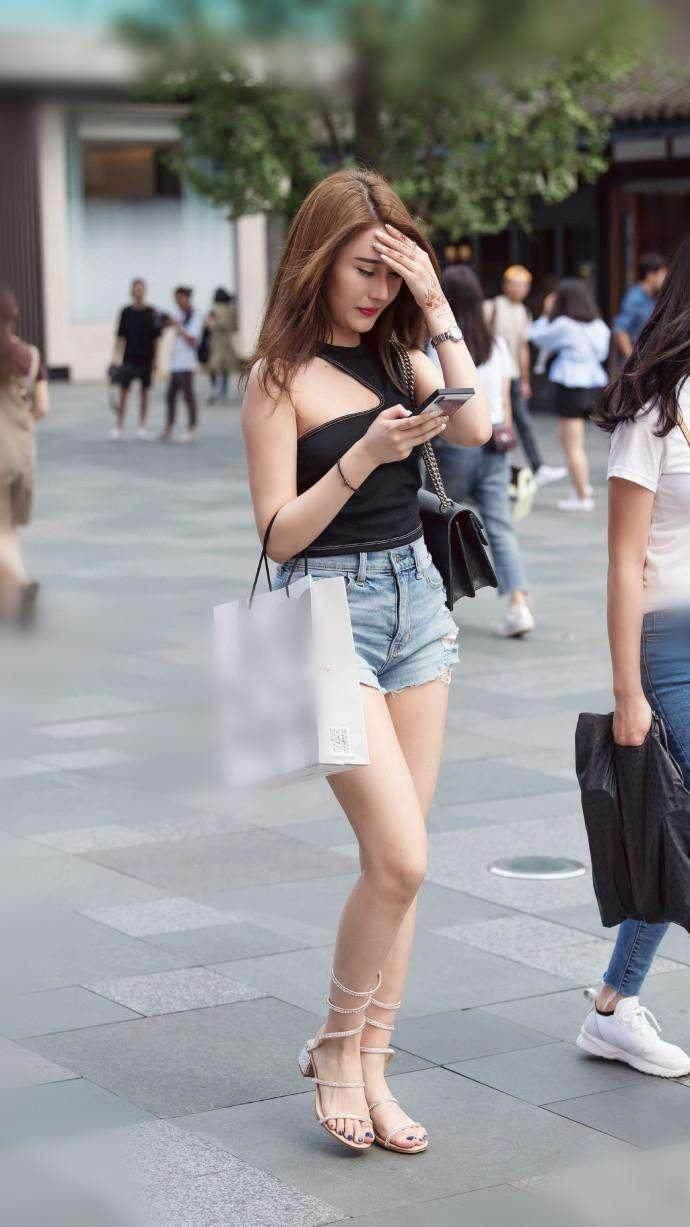 街拍身材高挑的小姐姐,穿着很时尚,很显女人味