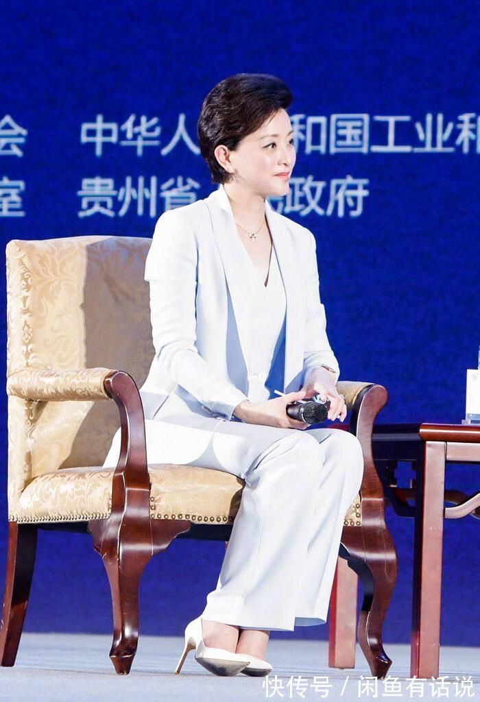 女性|杨澜真是精致的中年阿姨,穿红衣配黑裤优雅端庄,看着就有高级感
