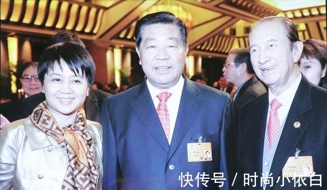 fendi|赌王四太年轻时真风光！左手翡翠戒指右手小金表，圆脸卷发太迷人