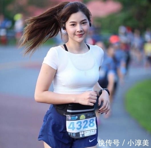 路人街拍:苹果臀不再流行,菠萝臀美女才更动人!