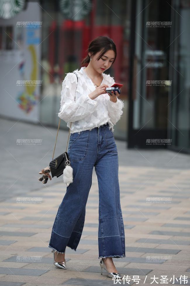 牛仔裤|美女街拍:蓝色紧身牛仔裤,膝盖的破洞很个性,披着牛仔夹克