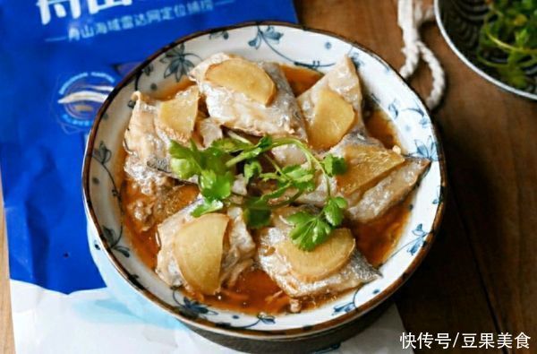 带鱼|在家不知道吃什么，吃超好吃的肉沫蒸带鱼就对了