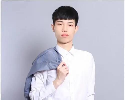 作为虎牙和平精英板块的人气主播,鲨鱼哟凭借着其独特的直播风格以及
