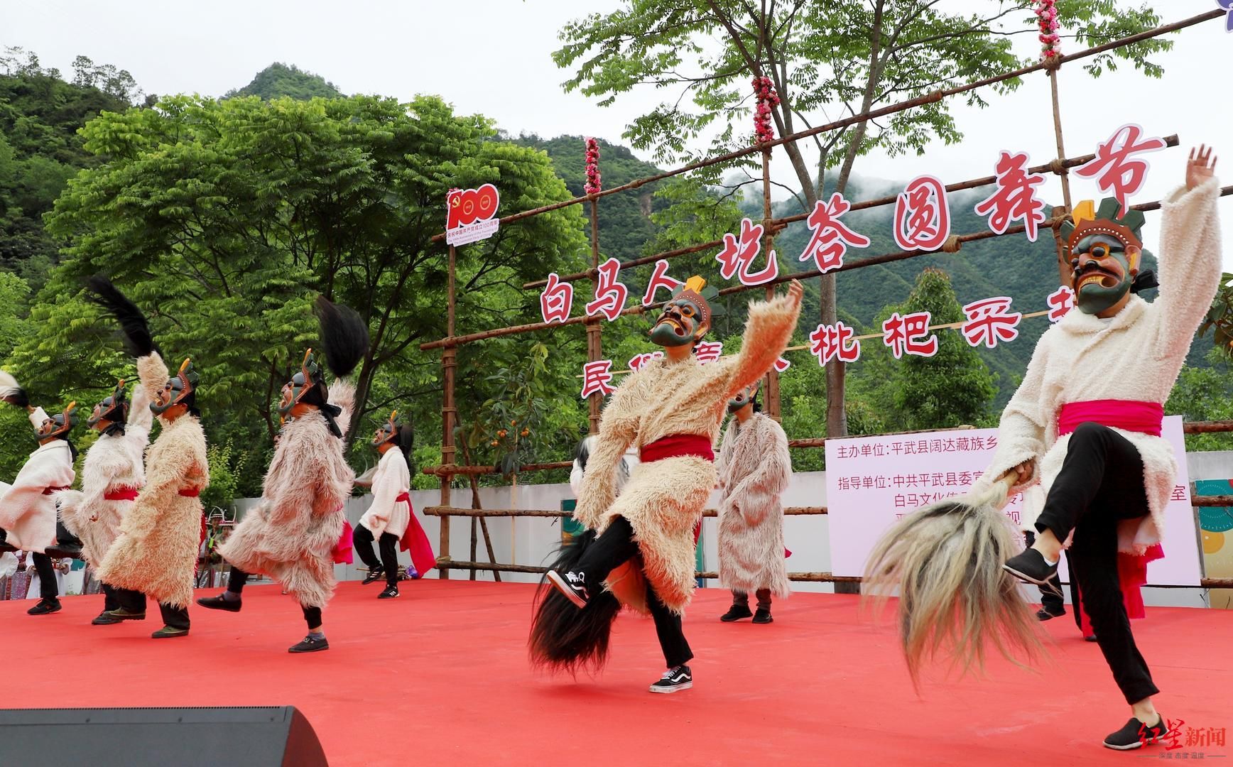 铁环|押加、背水、斗鸡、滚铁环……四川平武“圪答圆舞节”再现白马传统民俗