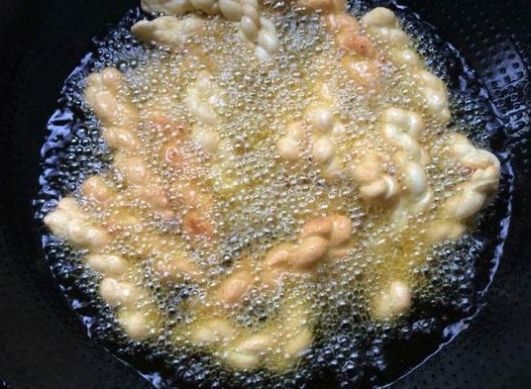 好之后用|奶奶用了30年的炸麻花方法,5块钱做一锅,外酥里嫩,一捏就碎