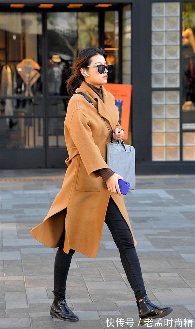 大衣 街拍:美女演绎短靴配大衣,款款漂亮