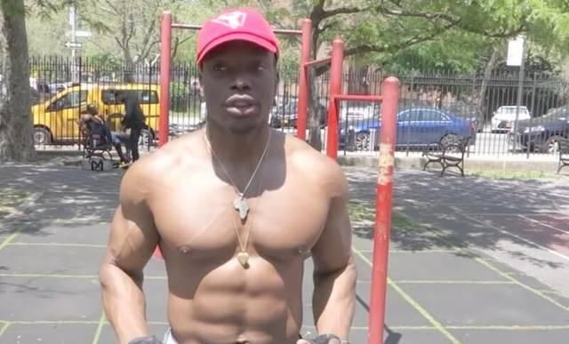 法则|俯卧撑增加胸部刺激,黑人小伙演示如何练大胸肌?循环训练法则!