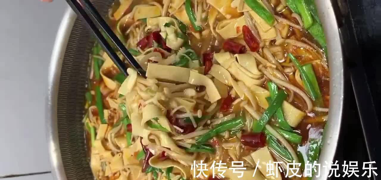 金针菇豆腐皮烧韭菜，汤鲜味美香辣入味，韧中带脆，既好吃又下饭