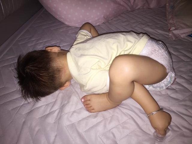 豆豆|新晋宝妈晒宝宝搞怪睡姿照,朋友评论孩子有问题,快带去检查下