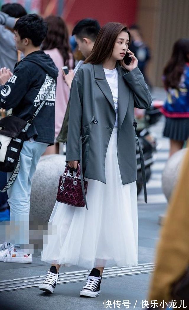 美女 小姐白色的纱裙搭配灰色的西装,真是好看