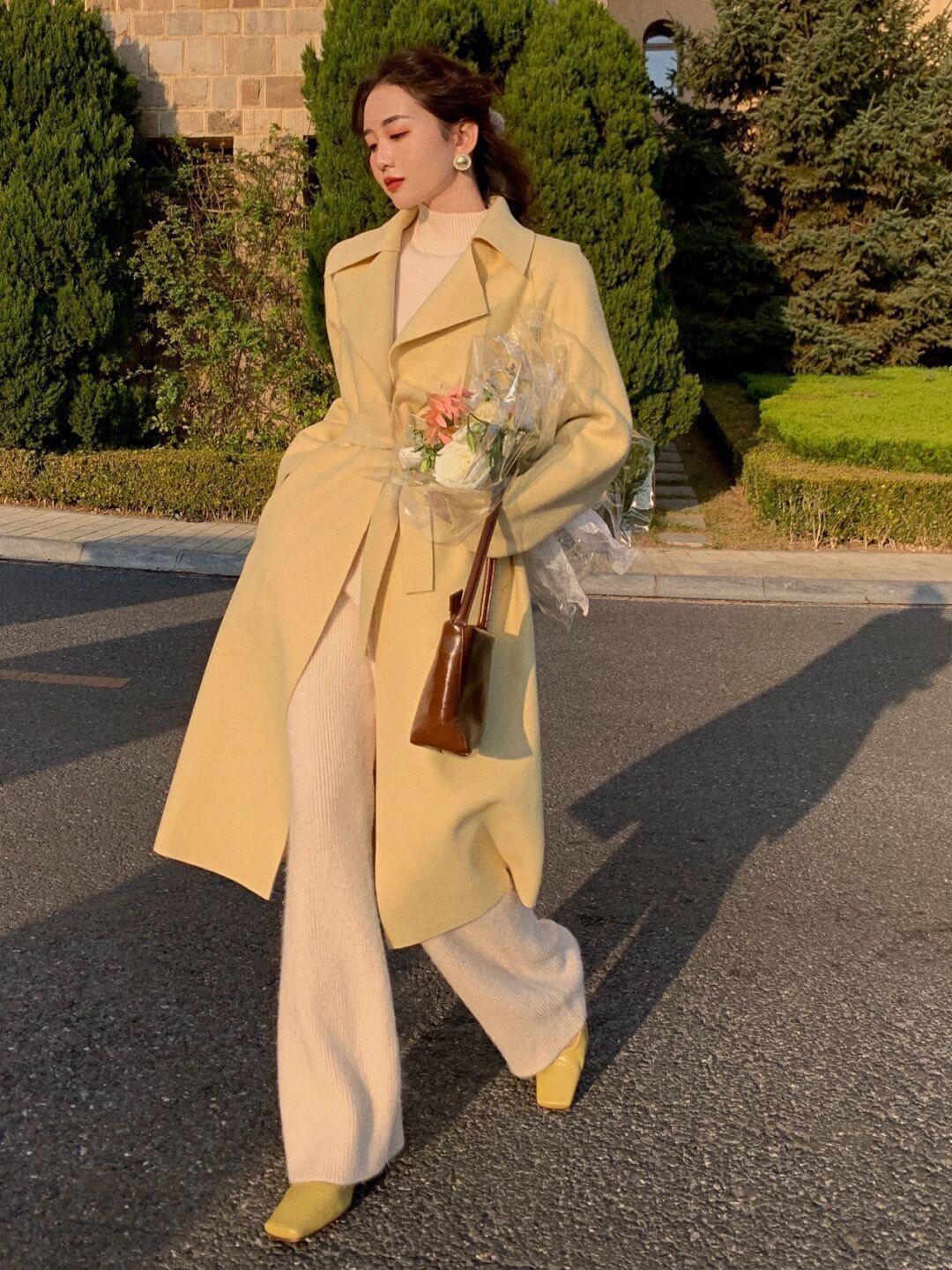 知性 秋冬大衣别乱选,奶黄色大衣更温柔,搭配白色阔腿裤知性又优雅!