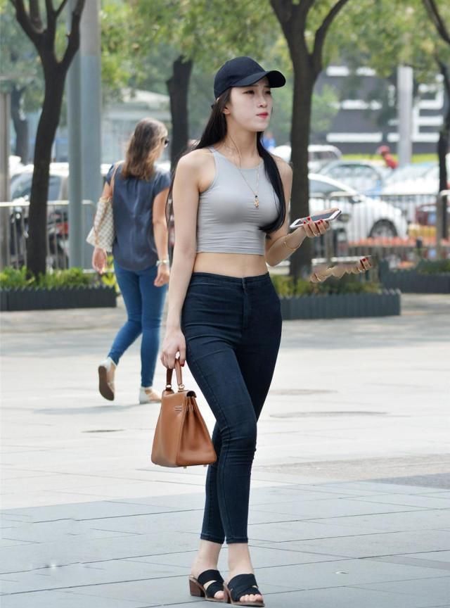 颜值高的美女穿紧身牛仔裤,不仅身姿丰挺还“大气凛然”