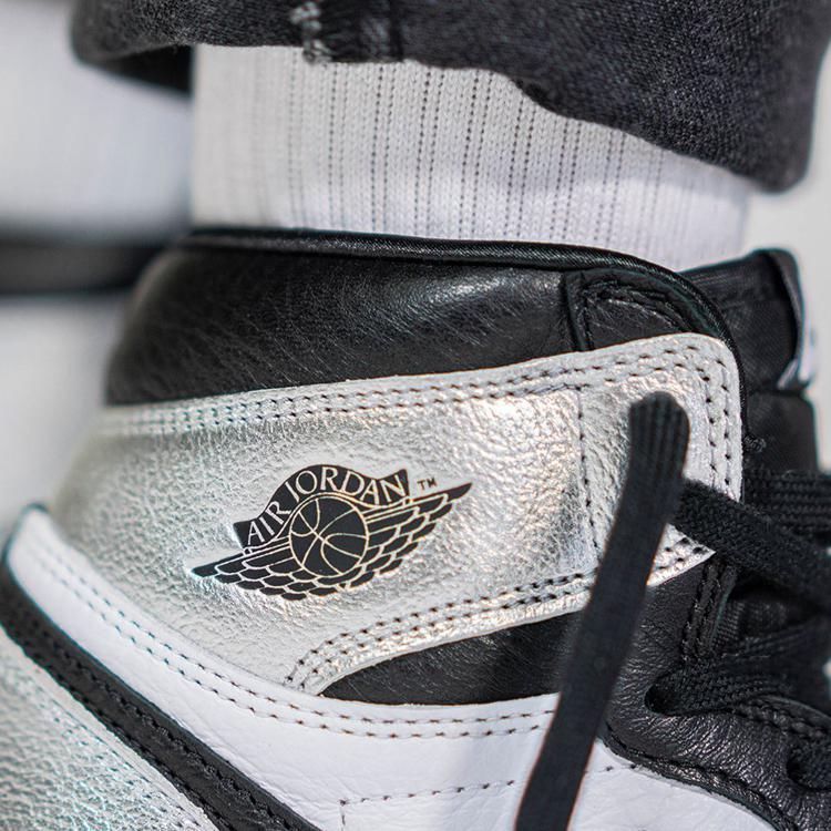 穿搭帅气依旧， AJ1 黑银脚趾最新上脚照来袭