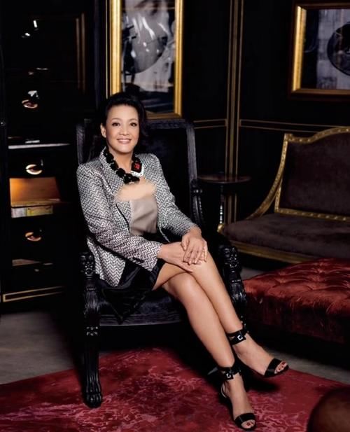 大S婆婆把豪宅当背景！穿连体衣小肚子凸出，拎十万包包太像贵妇