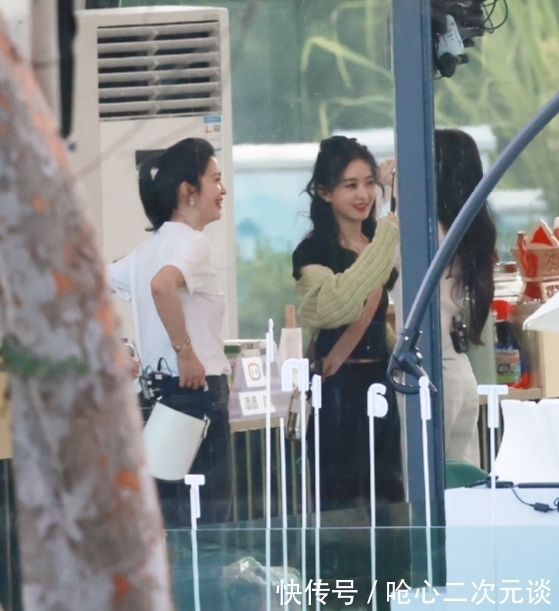 冯绍峰|赵丽颖录制《中餐厅》路透曝光,状态非常好,但这腿瘦得人心痛!