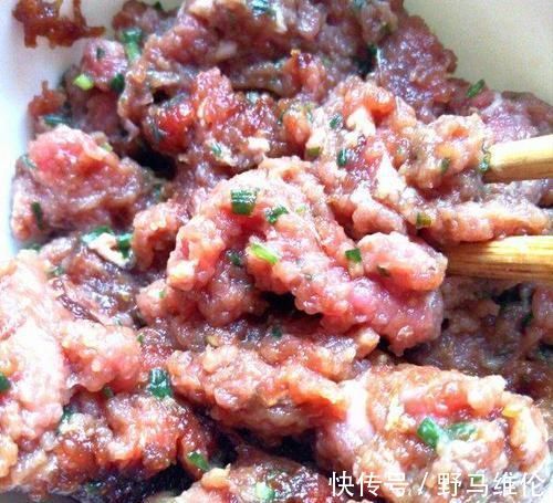 调饺子馅时,放热油还是放香油?面馆老师傅:都错了,别乱放