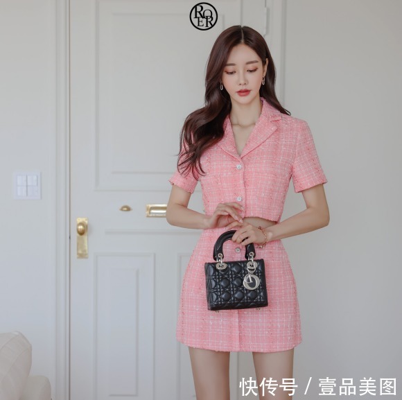 孙允珠|女神孙允珠时尚搭配：彩虹霓彩格子粉蕊英式西装裙