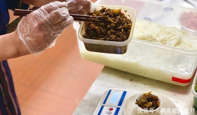 昆明人不仅爱吃各种虫子,就连米线都是甩的