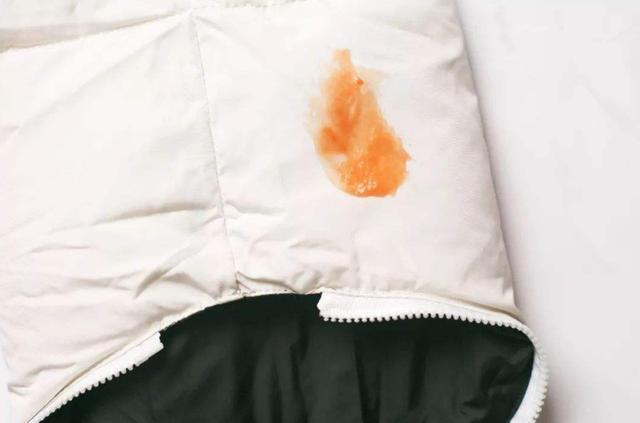 羽绒服 冬天洗羽绒服时,只需在水里加勺“它”,洗完跟新买的一样!