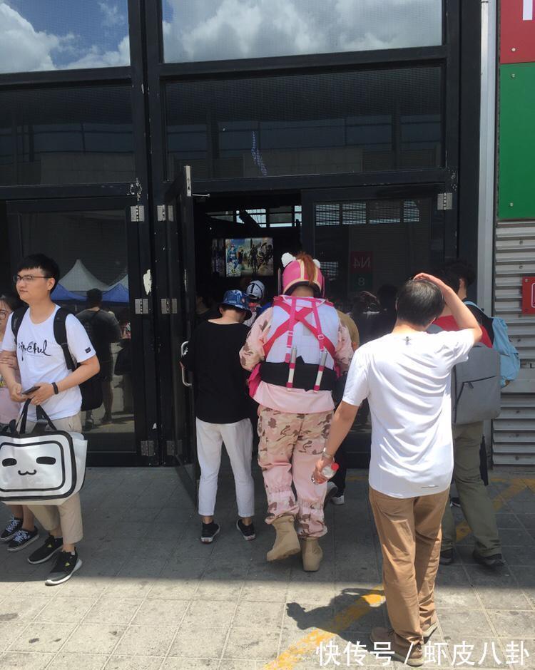 coser|剑网三Coser有多狠?CJ现场35度高温穿貂皮上场,路人看着都热