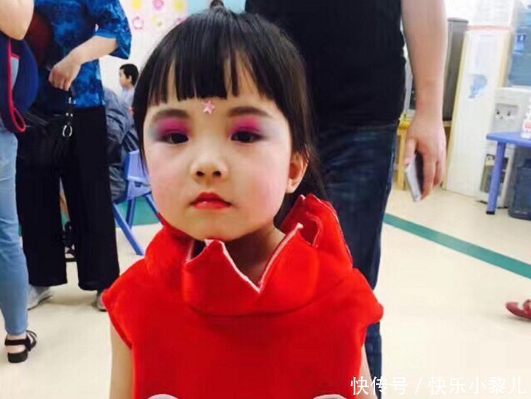 艺术家在小女孩脸上“面部彩绘”,画出来的效果,让人感到惊艳
