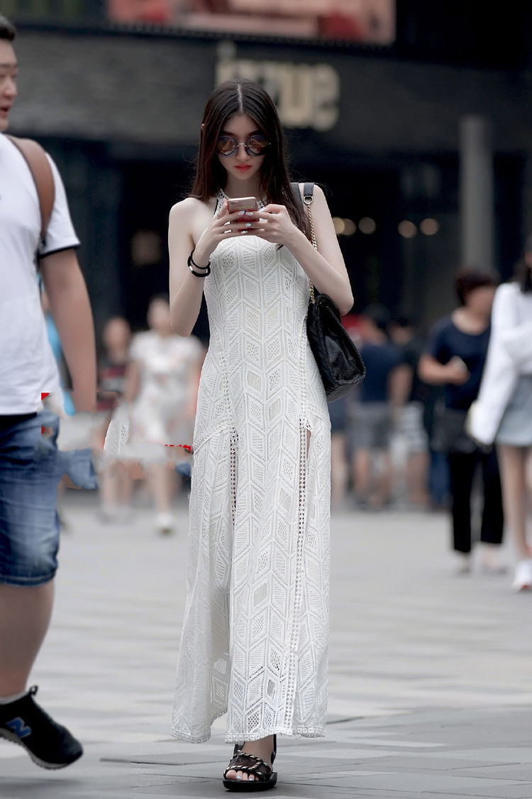 街拍:美女白色衬衫搭配黑色皮裙,脚踩一双高跟鞋,非常有气质!