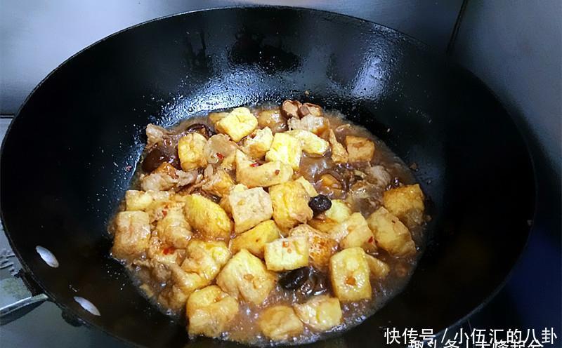 油豆腐的做法比肉还好吃,两碗米饭都不够!保你吃过就会爱上