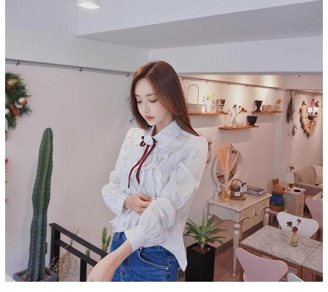 蕾丝|美图鉴赏 韩国女星孙允珠身穿蕾丝上衣搭配紧身牛仔裤，实在太美