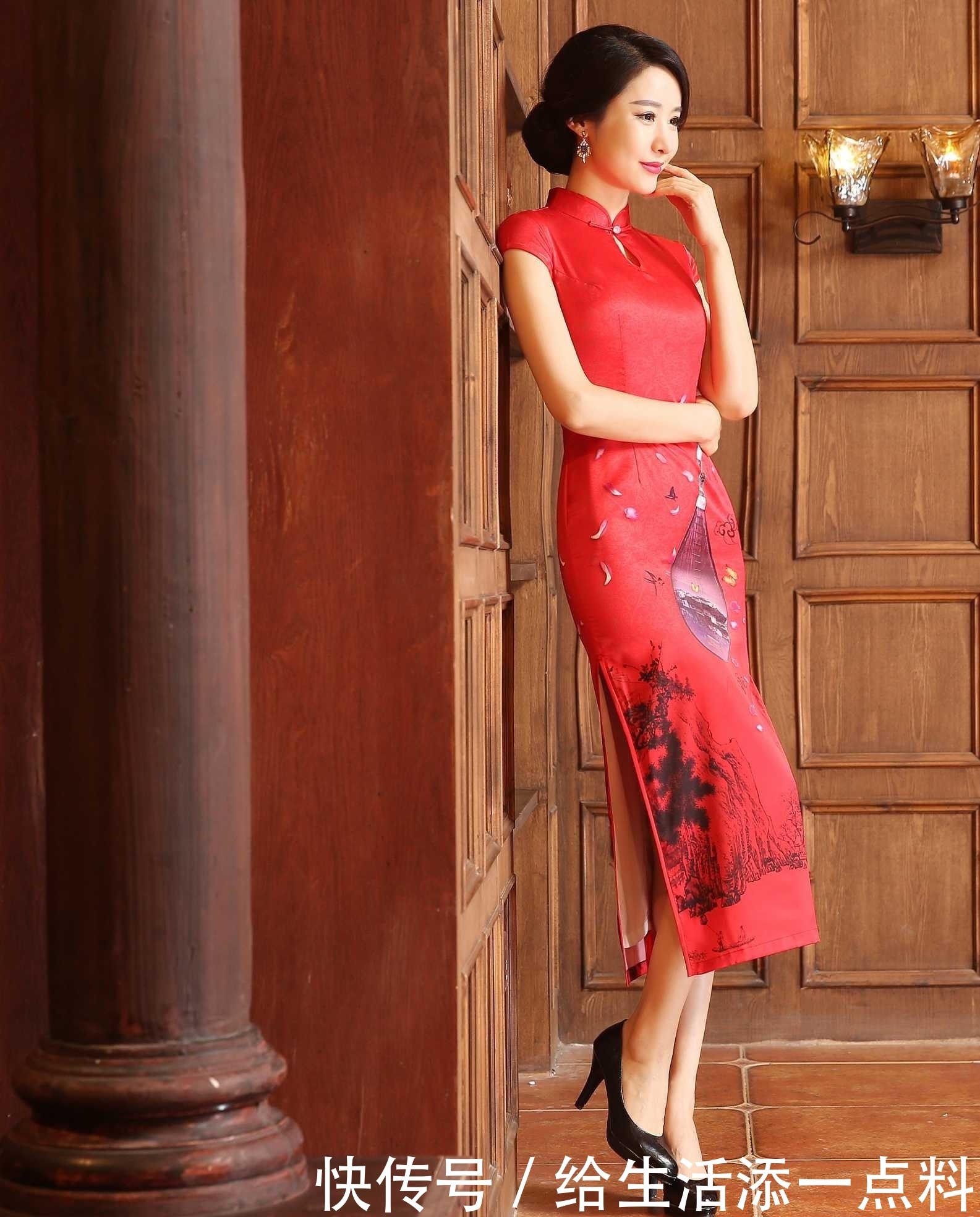 中国风高贵典雅的红色旗袍连衣裙,搭配一双黑色高跟鞋性感迷人