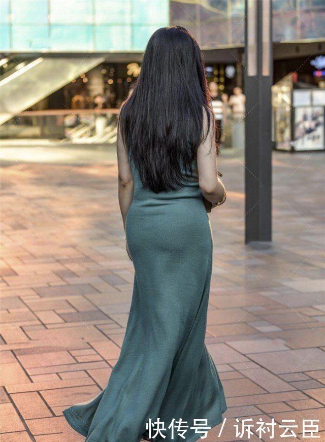 小姐姐墨绿色连衣长裙，开叉的设计让穿搭显得不那么呆板
