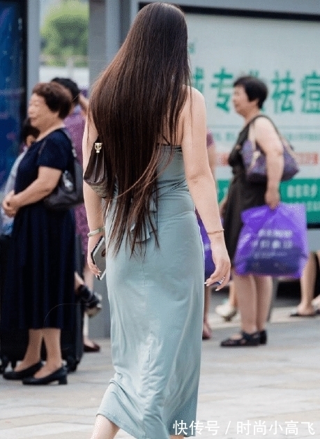 人字拖|无袖蓝色连衣裙,时尚精致,尽显城市丽人感