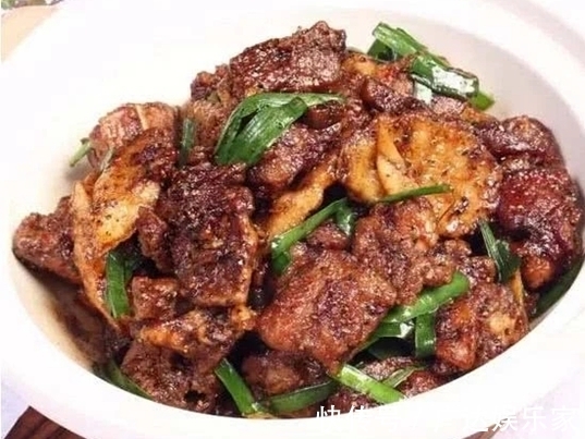 一个人就能吃掉一大盘的家常菜，酱香浓郁、鲜美无比，拌饭吃真香