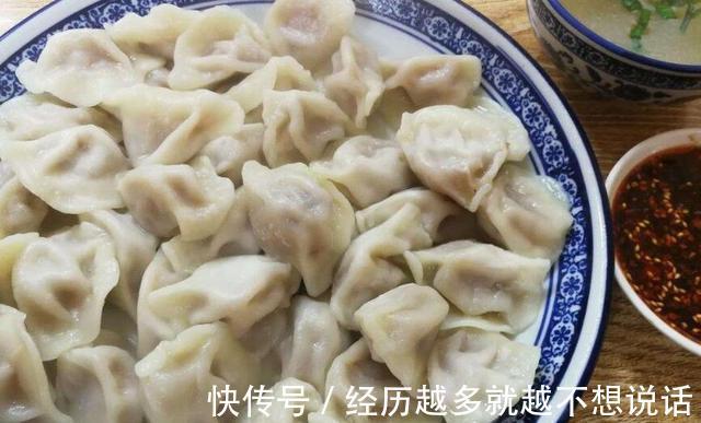 煮饺子时到底“盖不盖”锅盖，很多人做错了，难怪破皮还粘锅！