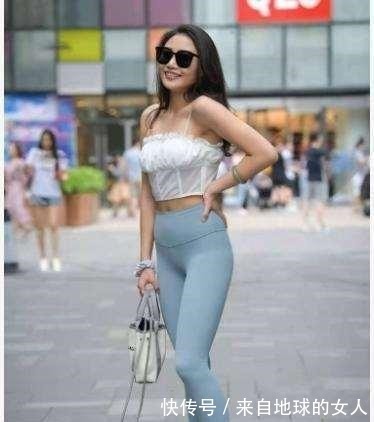 淑女风 穿着打底裤俏皮又活泼,淑女风中又增添几分小性感,减龄又大气!