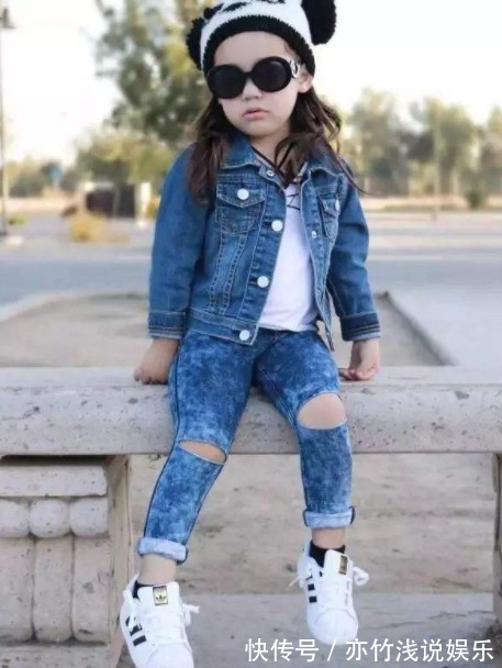 文丨橘|爸爸给女儿反穿衣服,女儿转过身,把妈妈逗笑了