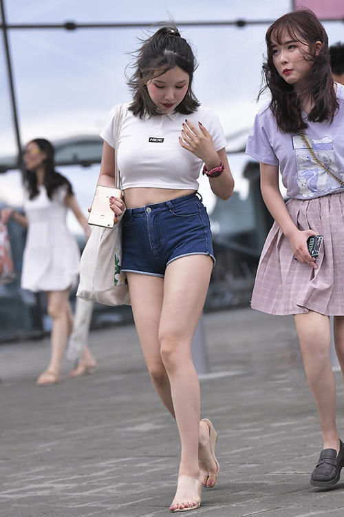 活力|街拍小姐姐完美驾驭“POLO衫”,活力满满,甜美可爱超吸睛