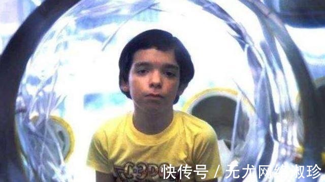 隔离罩|“泡泡男孩”:12岁才走出隔离罩,在死亡前才首次触摸到妈妈