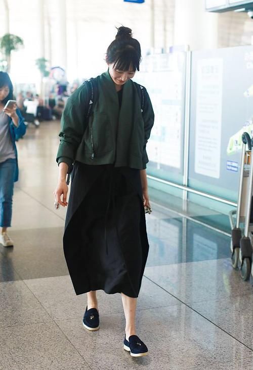 双腿|张钧甯私下气质少女减龄，紧身牛仔裤勾勒肉感双腿，休闲感好强