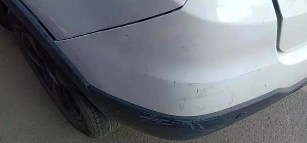 刮花|孩子不小心刮花私家车,留下了一张字条,内容被网友评为“炫富”