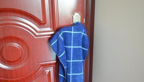 住酒店时，记得在门把手上挂一条毛巾，真不是迷信，等吃亏就晚了