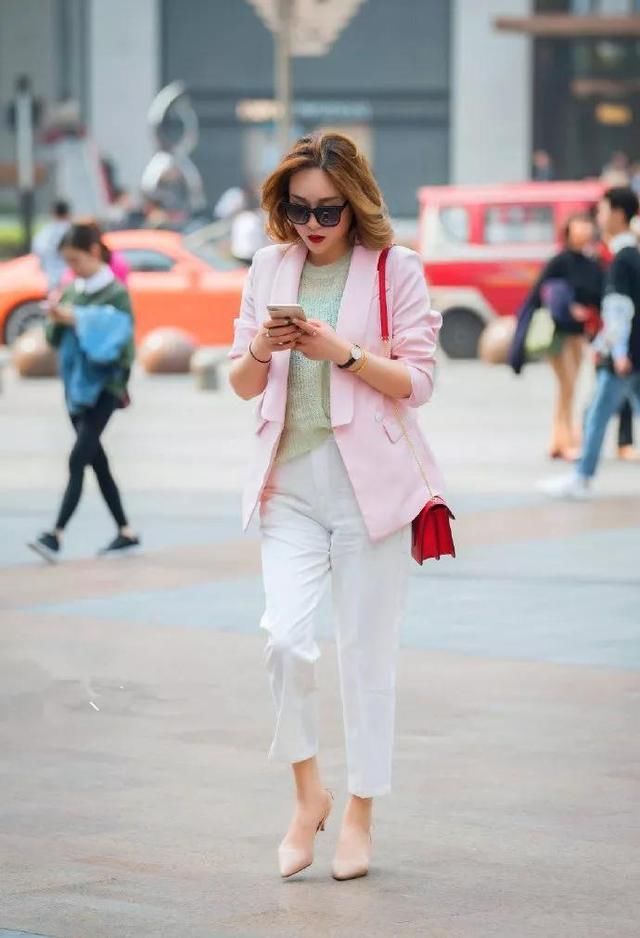  尽显|皮肤白皙的气质美女，一身前卫时尚的穿搭尽显女神风范