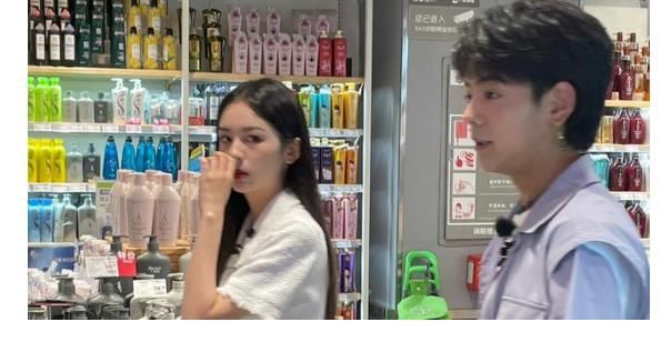 路透|《中餐廳》新路透，周也外出購(gòu)物黑臉，丁真豎食指作何解釋？