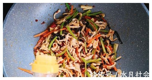 新手|鱼香肉丝家常做法，新手也能学会，出锅后鱼香味扑鼻