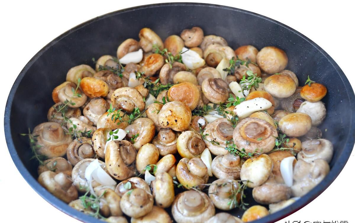 黑椒烤口蘑，鲜香软嫩得让人流口水，吃过都会喜欢，做法超简单