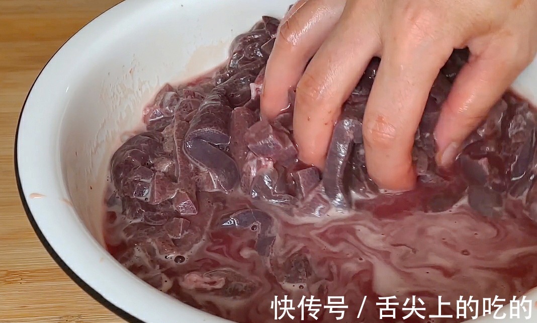 红线椒|把啤酒倒入猪肝中，这种做法真是太厉害了，出锅满屋飘香，真解馋
