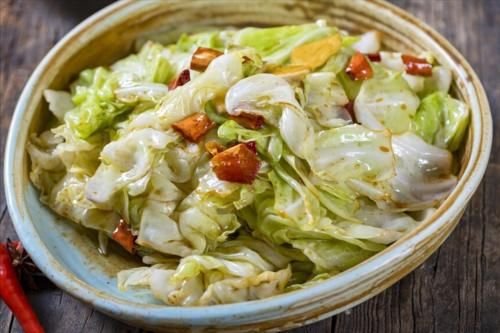 老厨子|做手撕包菜，味道要想正宗，焯水过油都不行，老厨子教你多做1步