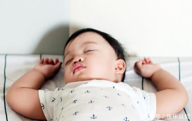 “举手睡觉”是宝宝的保护机制?宝宝投降睡姿下的秘密,要掌握