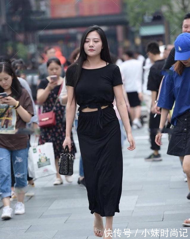 半身裙 黑色短袖配黑半身裙,优雅大气,穿着轻松时尚